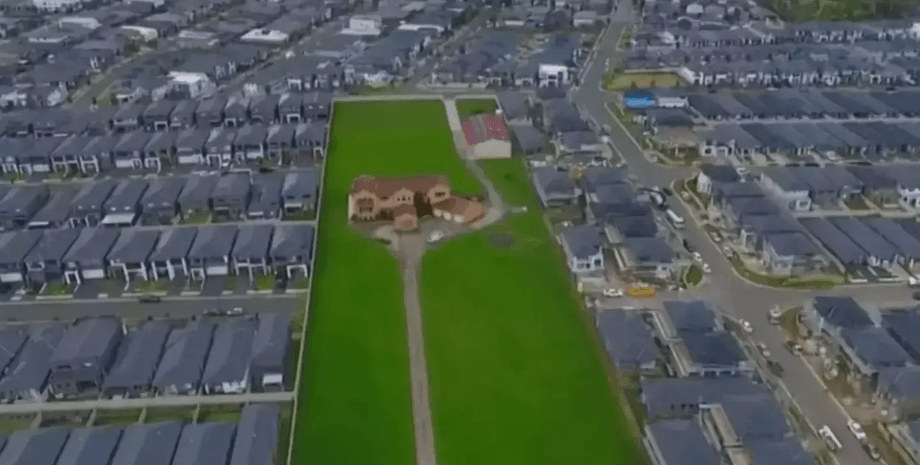 Несподівана знахідка в особняку сім'ї, яка відкинула мільйони, вразила людей