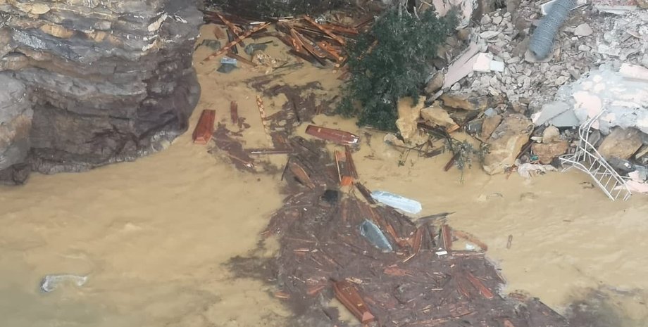 оползень, кладбище, Италия