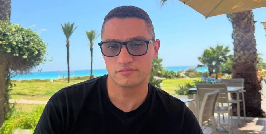 СБУ навідалася до блогера, який розкритикував хвилину мовчання - з'явилися його вибачення Київський блогер Артур Пономарьов вибачився за свій вислів про щоденну хвилину мовчання на Хрещатику