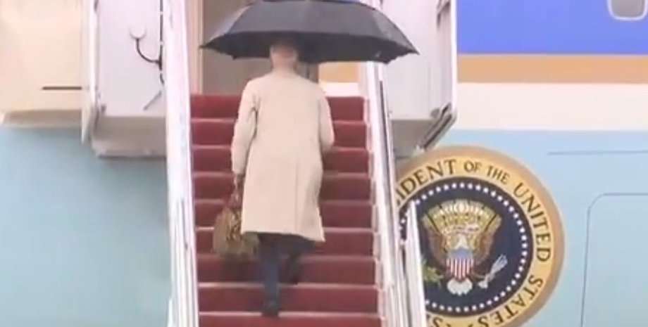 Джо Байден, президент США, самолет, трап, конфуз,