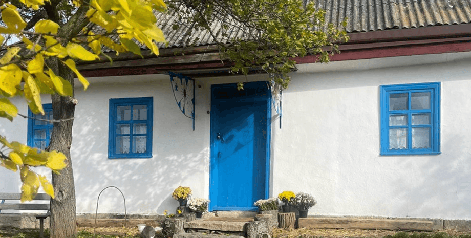 Хата мазанка в селі