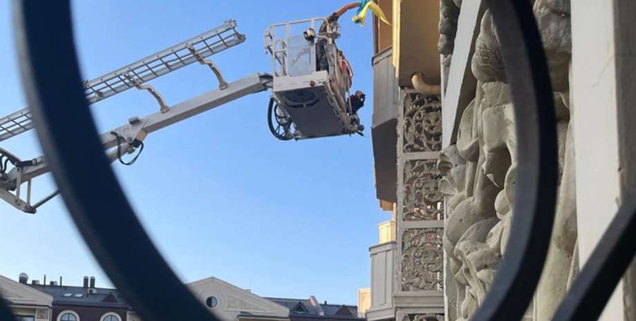 узбекистан украина флаг, Узбегистан, сняли флаг Украины, флаг Украины, Ташкент, балкон, пожарная лестница