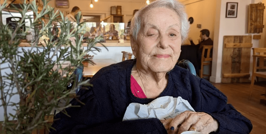 Пожилая женщина, юбилей, секрет долголетия, пережила Вторую мировую, похвалила красное вино, 105-летння женщина