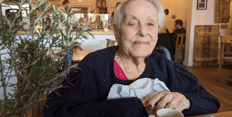 Пожилая женщина, юбилей, секрет долголетия, пережила Вторую мировую, похвалила красное вино, 105-летння женщина