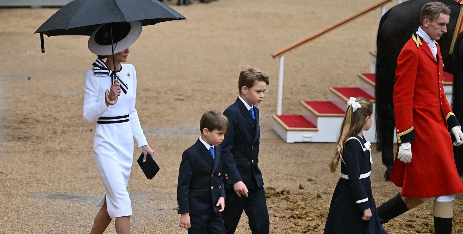 Кейт Міддлтон з дітьми Кейт Міддлтон, принц вільям, королівська сімʼя британії, принц джордж, принц луї, принцеса шарлотта