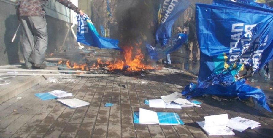 Сожжение флага Партии регионов во время протестов Майдана / Фото: varlamov.me