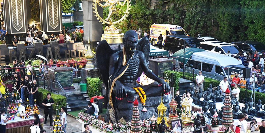 Статуя божества Кхру Кай Каео, статуя, скульптура, поклонение, жертвоприношение, убрали статую, "дьявольская" статуя,