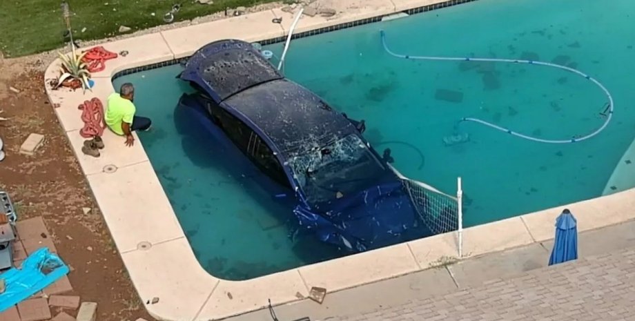 авто в бассейне, Tesla Model y, электромобиль Tesla