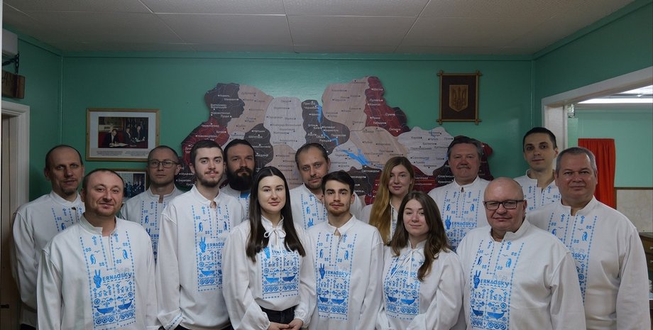 українські полярники в вишиванках