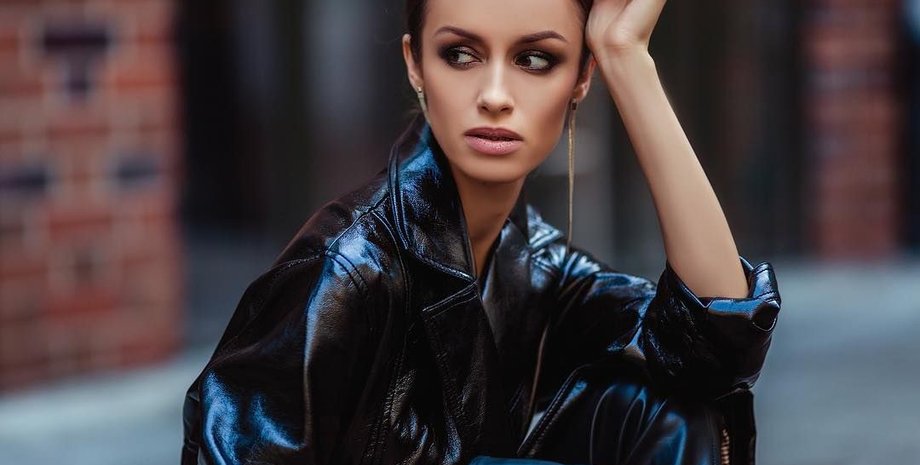 Девушка в плаще весна  2021