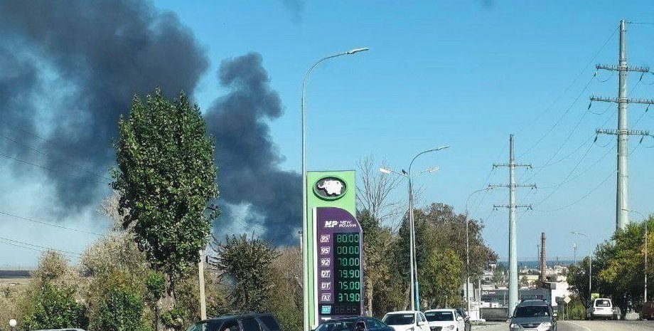 Палаючий нафтотермінал намагаються загасити другу добу