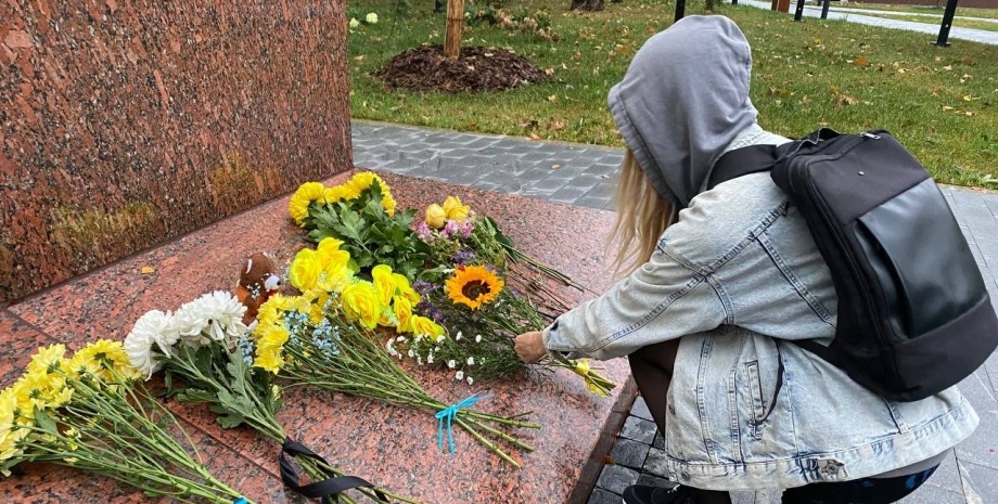 Москва, памятник Леси Украинки, цветы, обстрел села Гроза, Россия, ракетный удар РФ