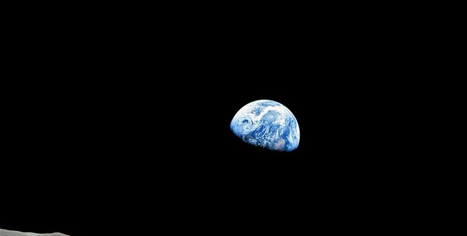 Схід Землі, Аполлон 8, Місяць