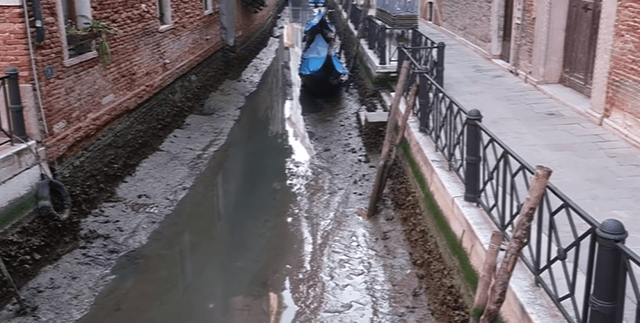 Венеція, канали, гондоли, прилив