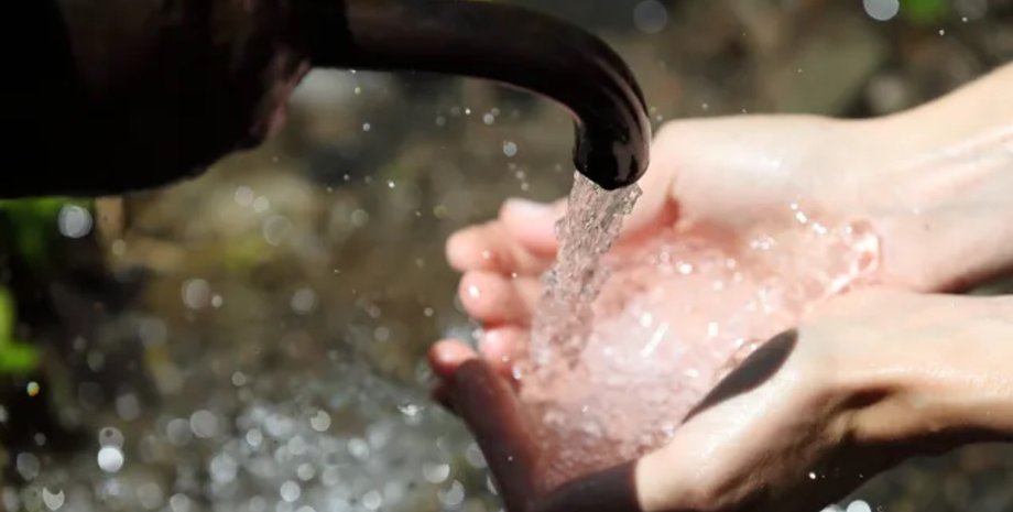 Водопроводный кран Человек моет руки водой из крана