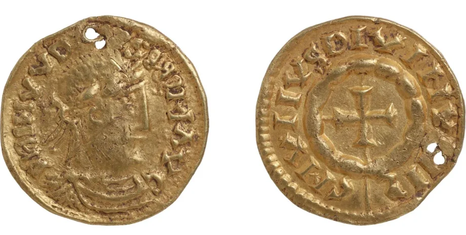 Золотий кулон Артефакт є імітацією соліду Людовика Благочестивого