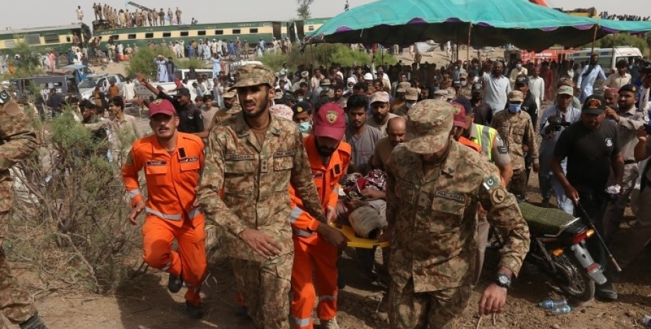 Пакистан, поїзди, катастрофа, жертви, фото