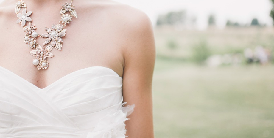 У мережі жорстоко та без цензури розкритикували нахабку Своячка зіпсувала весілля нареченій: причиною стала занадто "непристойна" сукня