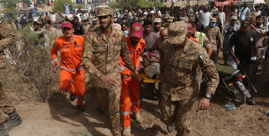 Пакистан, поїзди, катастрофа, жертви, фото