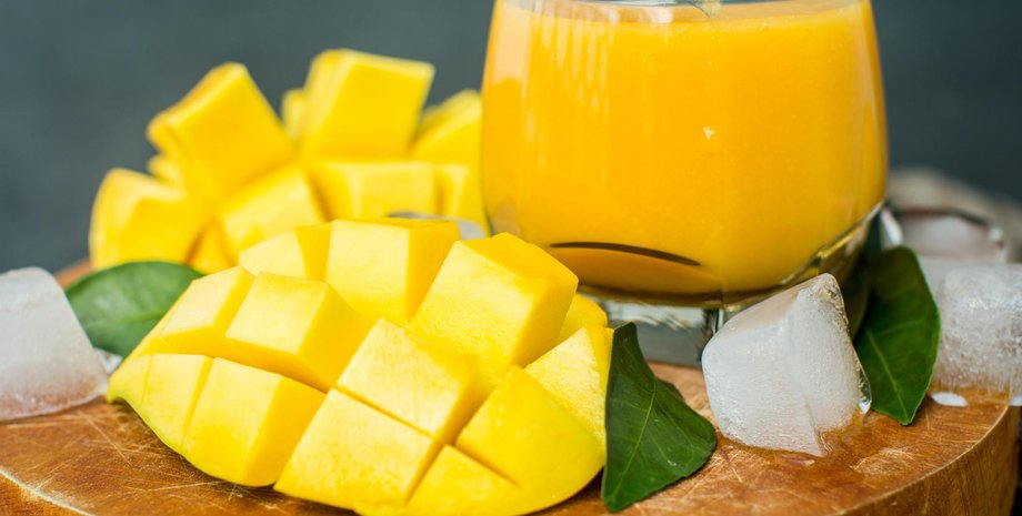 Манго и сок из манго на деревянной дощечке