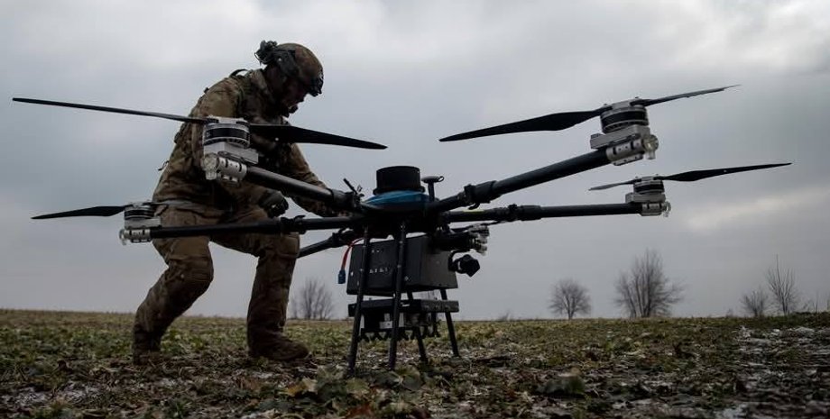 Боец ВСУ готовит к вылету тяжелый дрон
