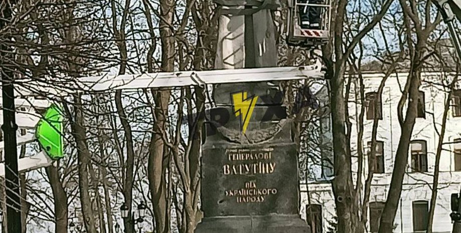 Демонтаж пам'ятника Ватутіну