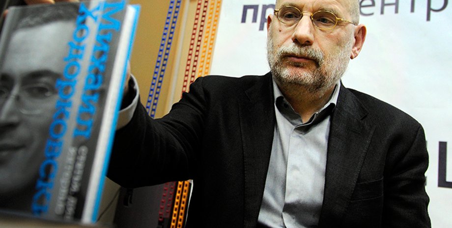 Борис Акунін, Григорій Чхартішвілі, письменник