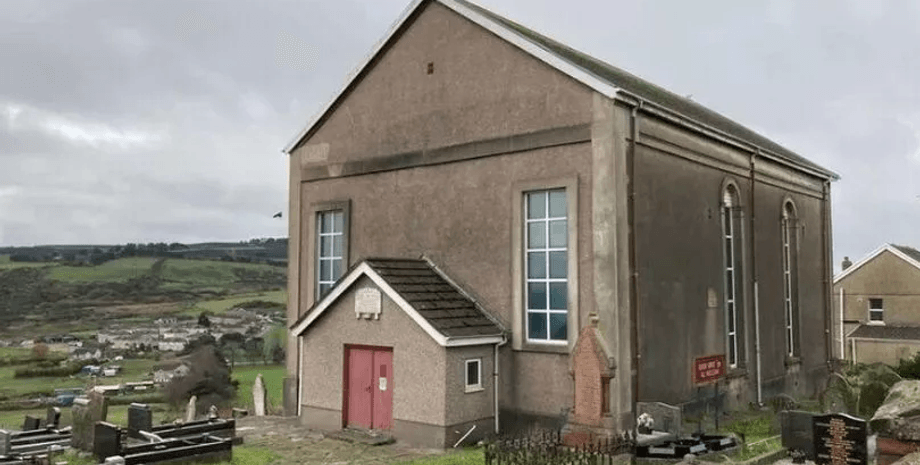 Бывшая часовня, часовня с кладбищем, хотят построить квартиры, автостоянка, хотят забетонировать могилы, убрать надгробия,