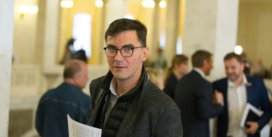 Андрій Мотовіловец, Слуга народу