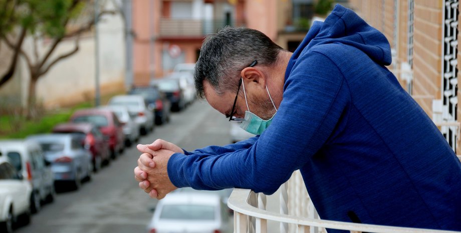 мужчина в маске, коронавирус, посковидный синдром