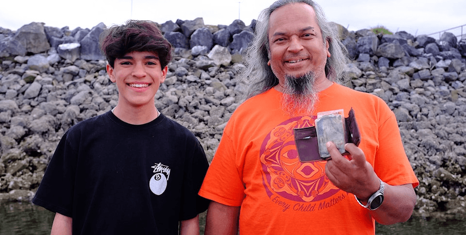 Мужчине вернули бумажник спустя 33 года, бумажник в документами, потерял бумажник, кошелек, деньги, необычная находка,