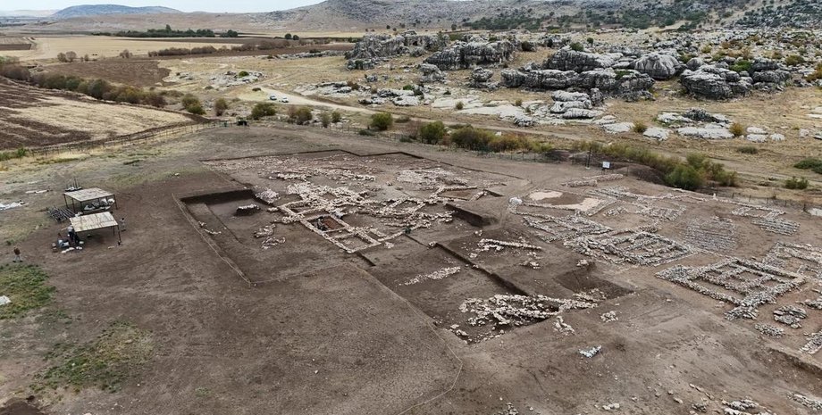 Дослідницька група виявила зруйновану споруду