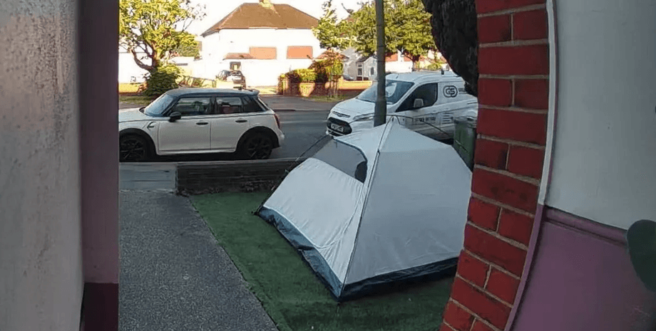 Незнайомець ночує на чужому подвір'ї, намет перед будинком, намет у саду, незнайомець із наметом, чоловік спав у саду жінки