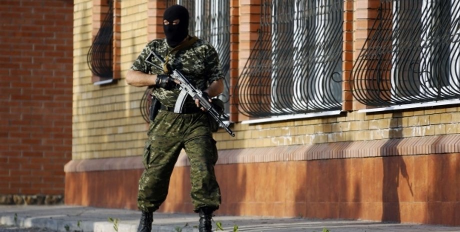 Террорист в Донбассе/Reuters