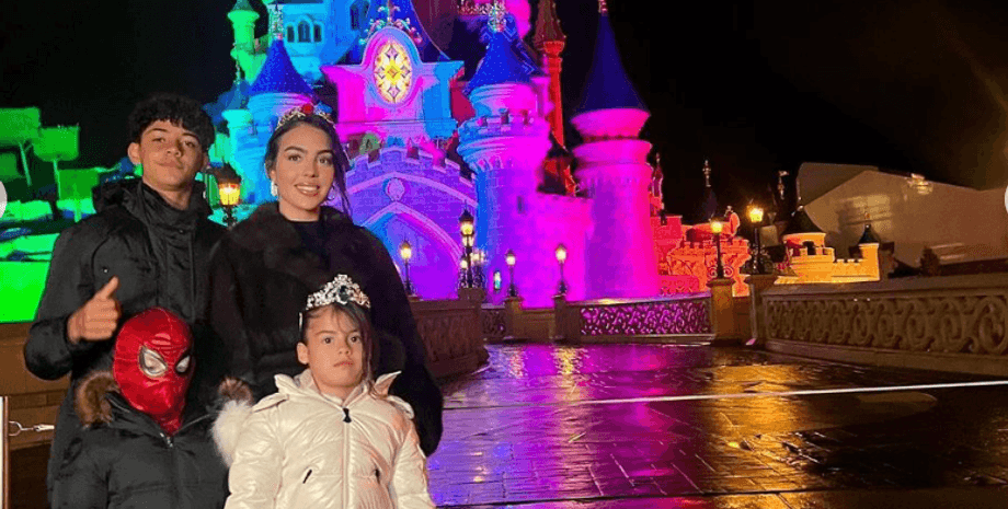 Джорджина Родригес, дети криштиану роналду, невеста роналду, диснейленд париж, девушка криштиану роналду