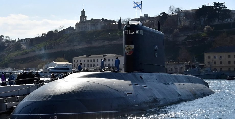 Підводний човен проєкту "Варшавянка" ЗС РФ біля пірса