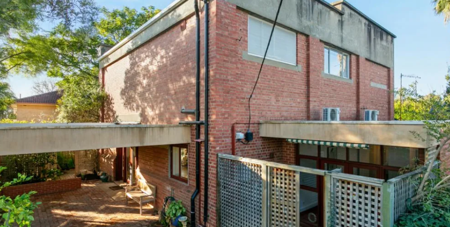 Продаж нерухомості в Австралії, трамвайна станція перетворилась на затишний будинок, продаж нерухомості