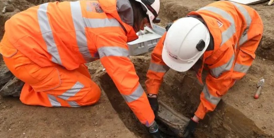 Робочі розкопують стародавнє поховання