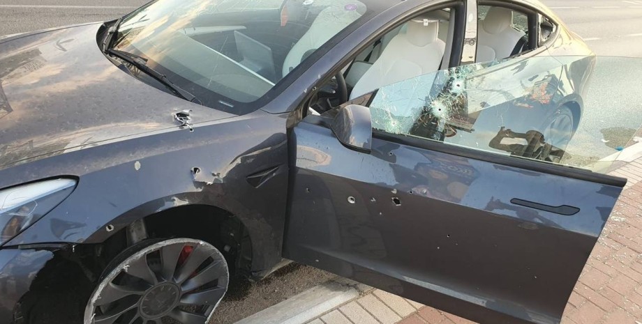 Tesla Model 3 è stato in grado di continuare il traffico dopo il bombardamento, ...