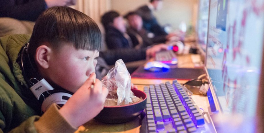 У Китаї особам до 18 років дозволили грати в онлайн-ігри тільки 3 години на тиждень