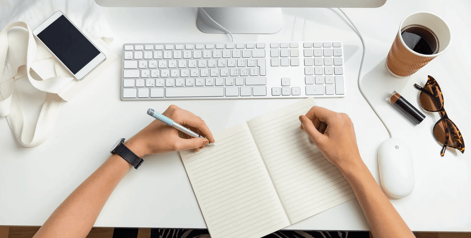 девушка, стол, ноутбук, фото