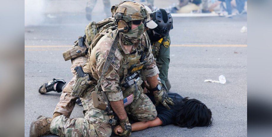 Рейд федеральних агентів Під час рейдів затримано понад 800 осіб