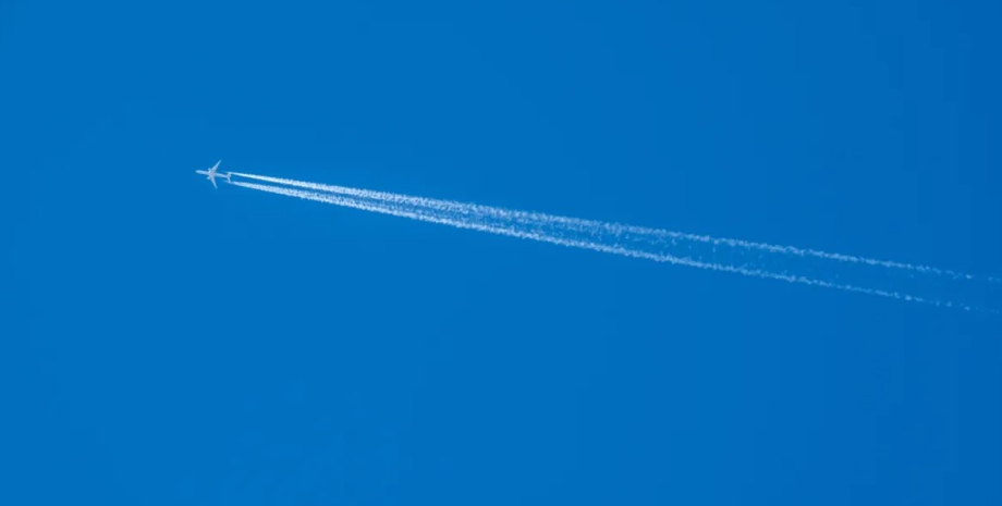 Современные самолеты оставляют белый след, который держится дольше самолет, самолет белый след