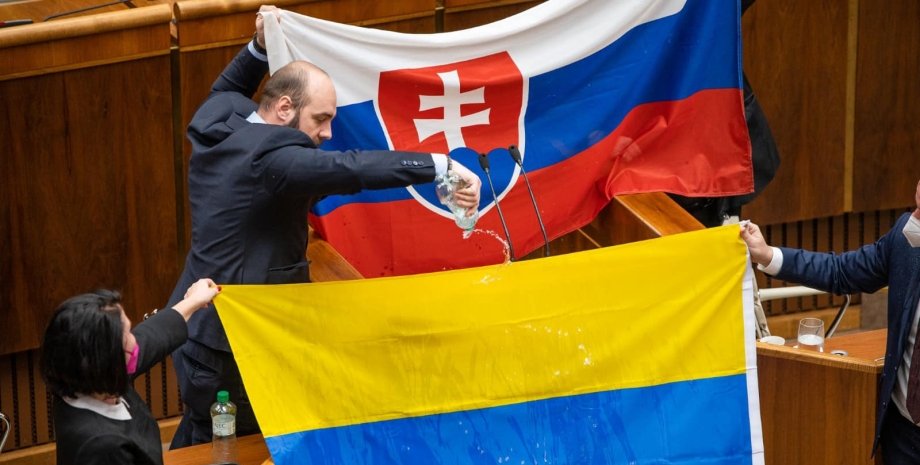 прапор України, парламент Словаччини
