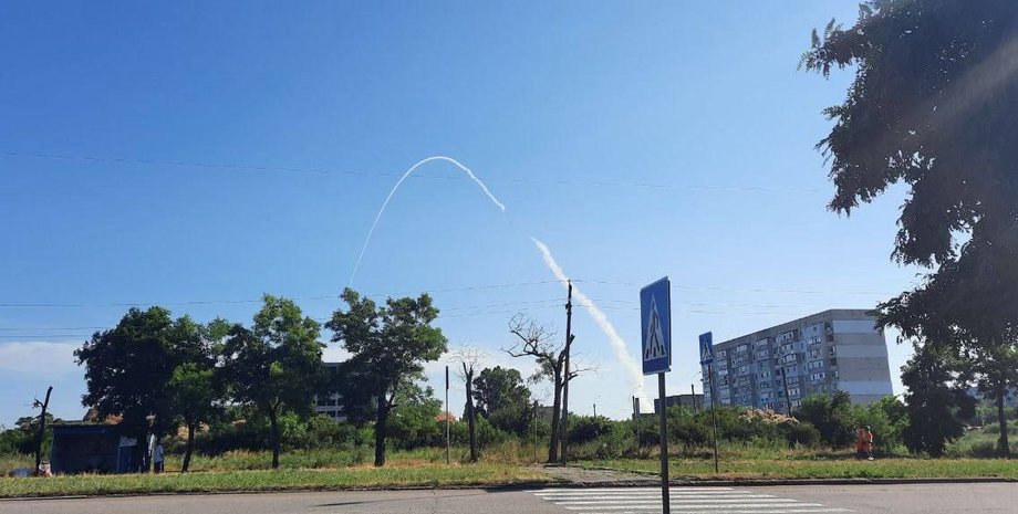 взрывы Бердянск, следы работы ПВО, следы ПВО в небе, след от ракеты в небе