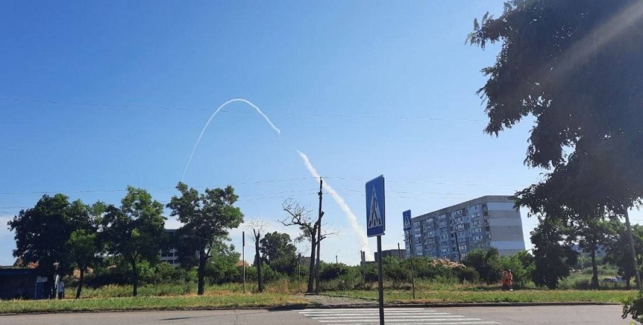 взрывы Бердянск, следы работы ПВО, следы ПВО в небе, след от ракеты в небе