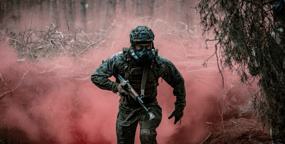 ВСУ Боец ВСУ бежит с оружием на войне в Украине