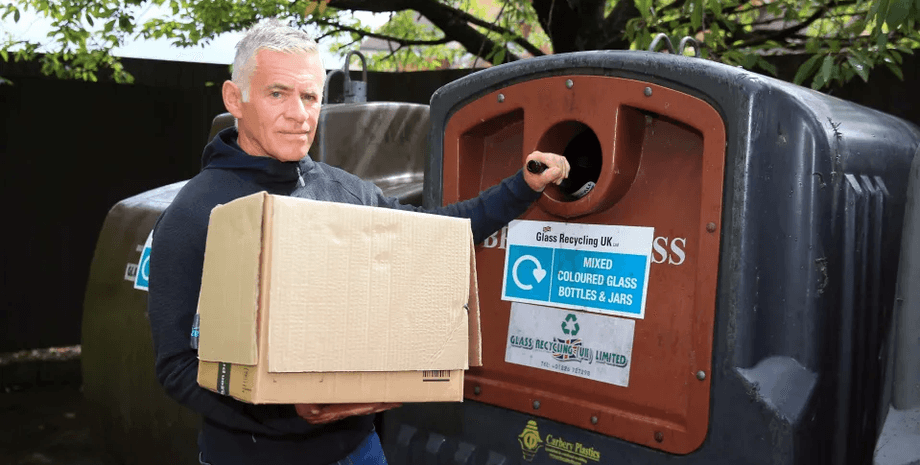 Штраф за викинуте сміття, порожні пляшки, сміття, контейнер зі сміттям, переповнений сміттєвий бак, штраф, гроші,