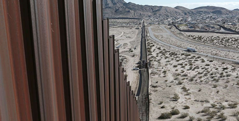 Джо Байден, США, Мексика, Будівництво стіни, Нелегальні іммігранти