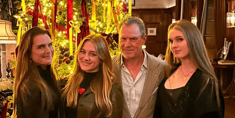 Брук Шилдс с родными, дочь брук шилдс, крос генчи, грир генчи, свадебное платье брук шилдс